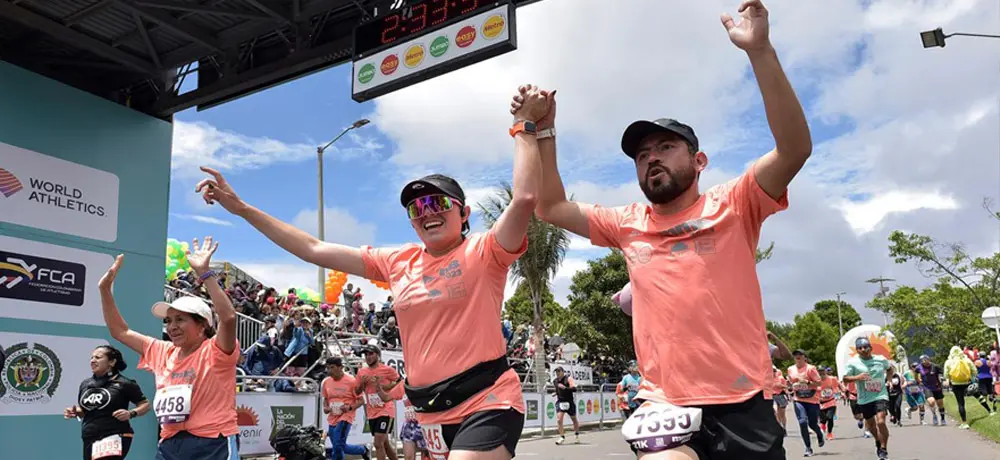 pareja cruzando la meta juntos mmB 2023