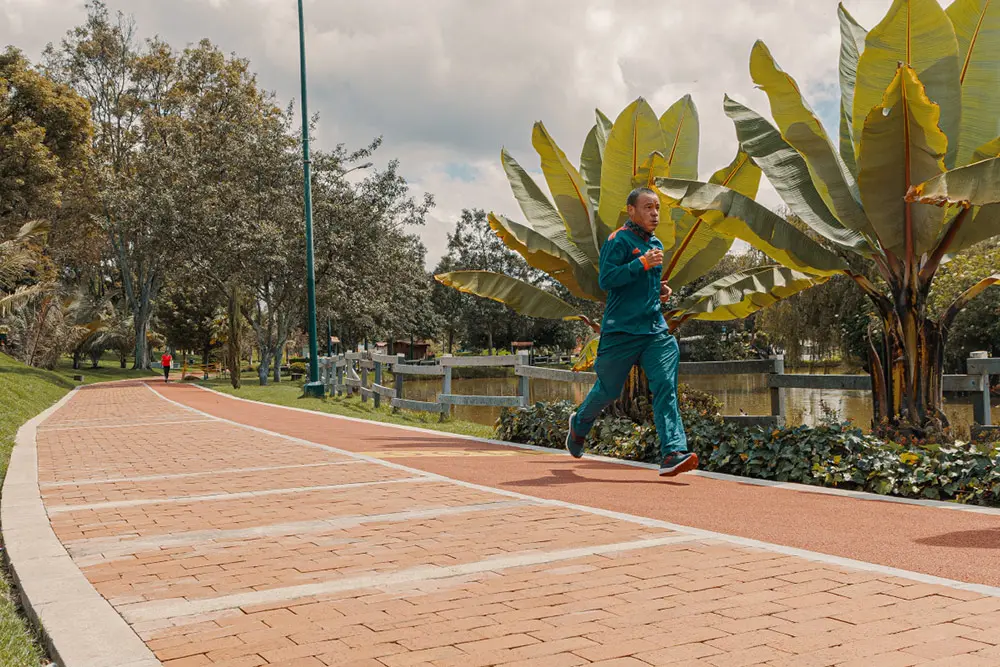 atleta haciendo recorrido en sudadera