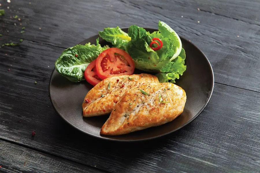 Plato saludable con pechuga de pollo ideal para atletas