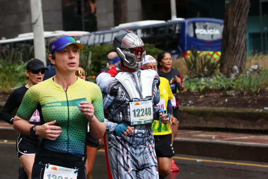 ¿Te estás preparando para la media maratón de Bogotá? Aquí está tu equipo ideal
