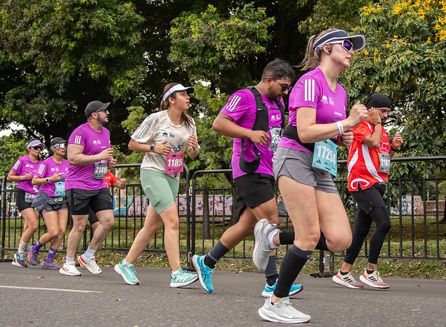 Corredor con chaleco de hidratación participando en la media maratón de Bogotá