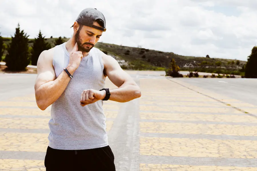 Atleta analizando ritmo, distancia y frecuencia cardíaca antes de correr 21K