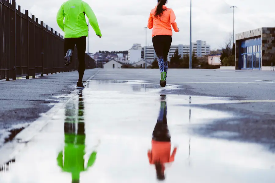 Corredores entrenando en clima frío y húmedo, consejos para correr bajo la lluvia sin riesgos