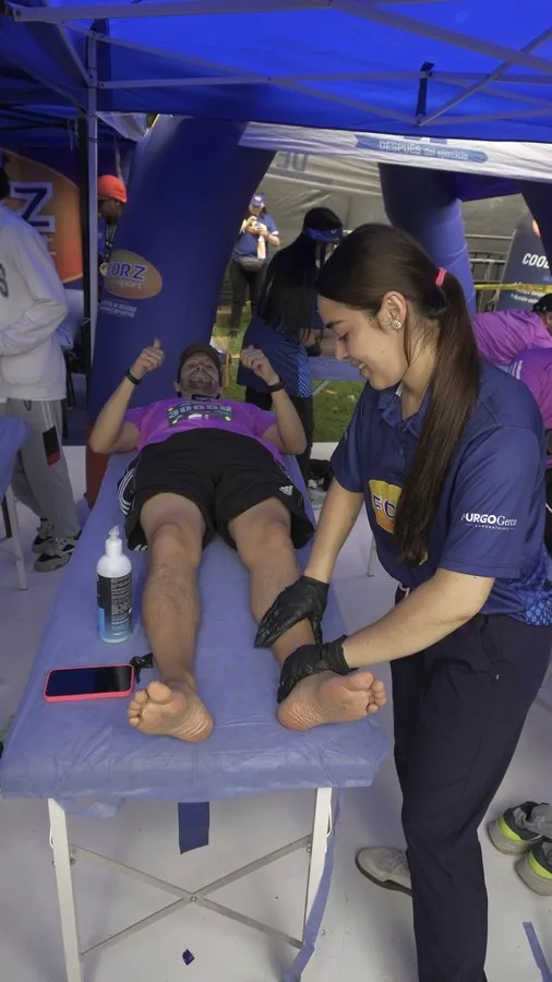 Atleta haciendo estiramiento post-carrera para recuperación muscular