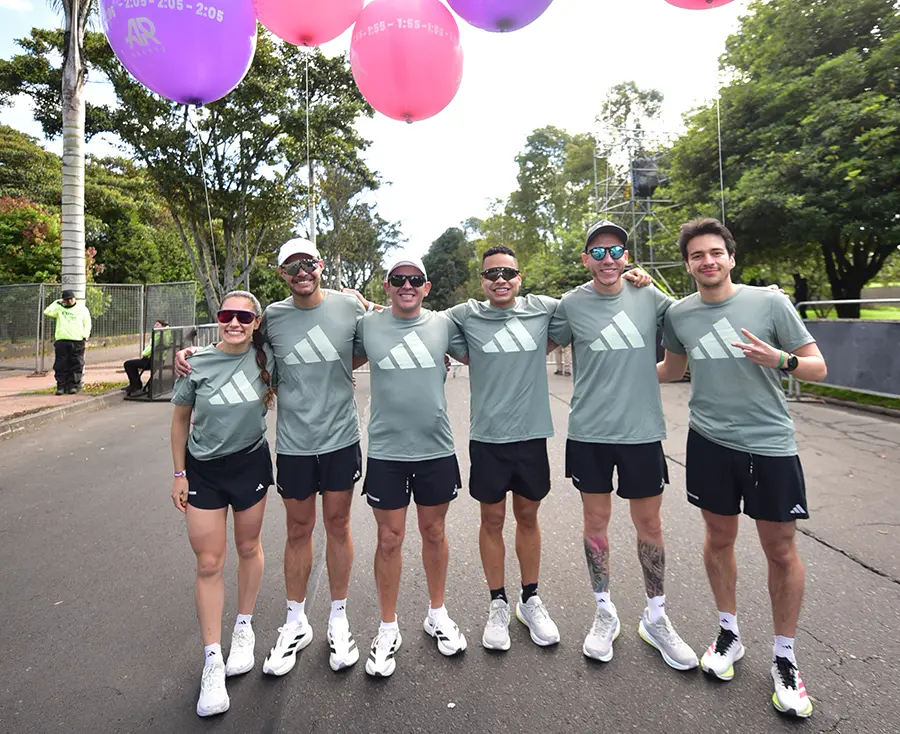 Team de corredores con zapatillas para correr de adidas