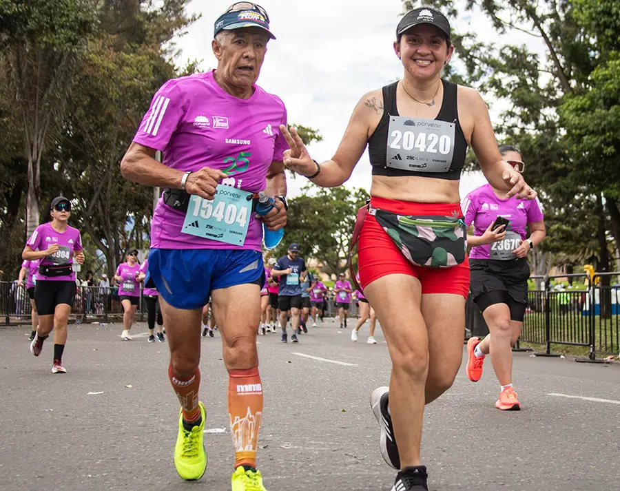 Corredor veterano realizando la media maratón de Bogotá