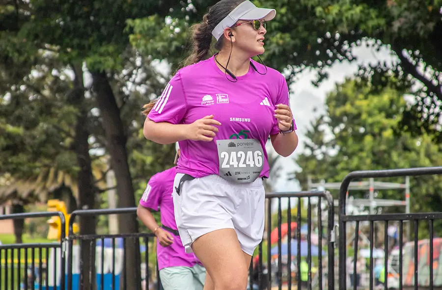 Corredora aplicando una técnica correcta durante la media maratón de Bogotá 2025