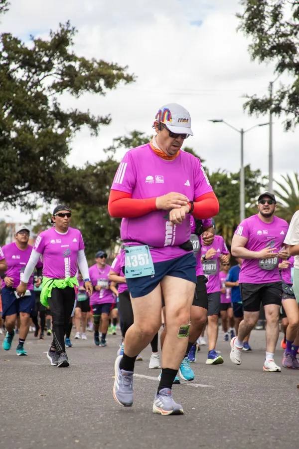 Runner monitoreando signos vitales y síntomas durante ejercicio para prevenir emergencias