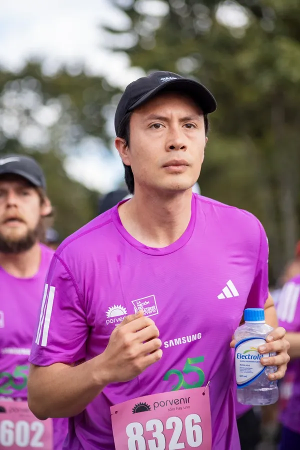 Corredor hidratándose adecuadamente para prevenir problemas digestivos durante entrenamiento