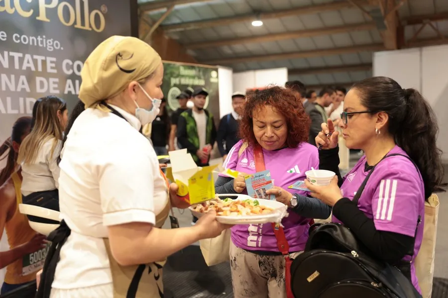 Corredoras consumiendo alimentos pre-carrera apropiados para evitar molestias gastrointestinales