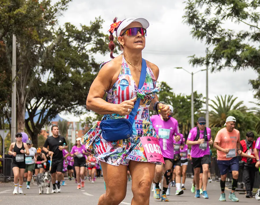 Mujer madura corriendo la media maratón de Bogotá 2025