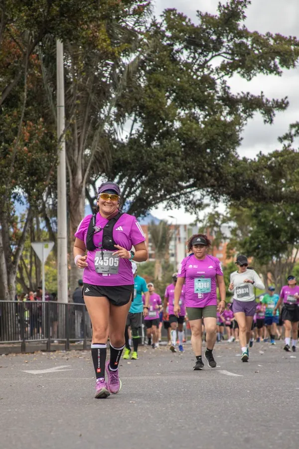 Runner navigating a dense field of competitors with anticipation and strategic positioning