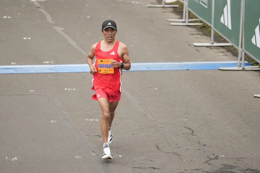 Atleta realizando acelerones de intensidad variable como parte de Fartlek estructurado