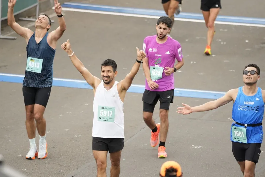 mRunner disfrutando de recuperación adecuada después de sesión de correr la media maratón de Bogotá