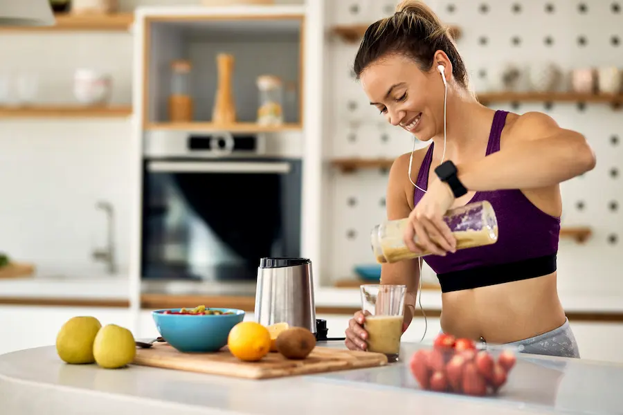 Atleta preparando comida rica en carbohidratos integrales para optimizar rendimiento