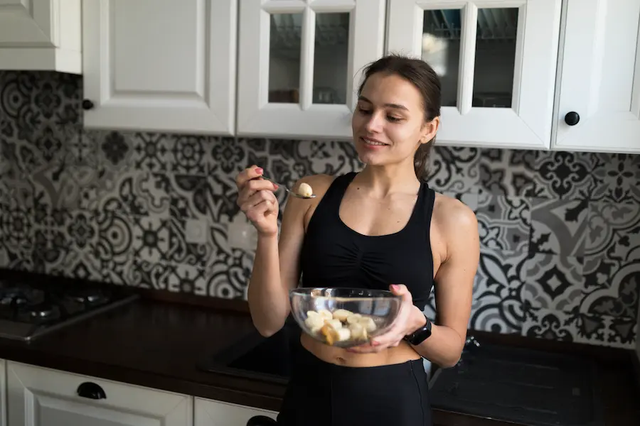Runner comiendo carbohidratos antes de una carrrera