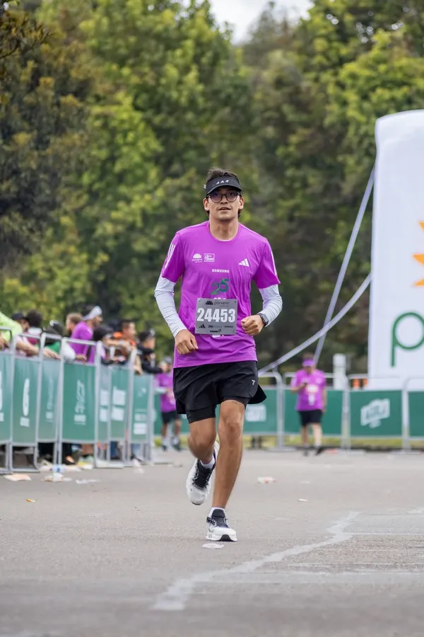 Atleta practicando técnica de carrera correcta para evitar lesiones en distancias largas