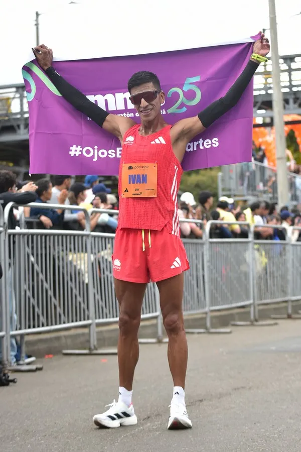 Corredor con tenis adidas que cuido para correr la media maratón de Bogotá.