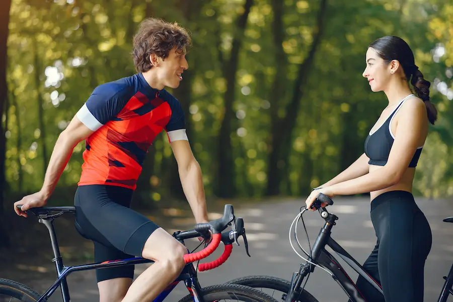 Atletas combinando ciclismo y running en preparación integral para 21K