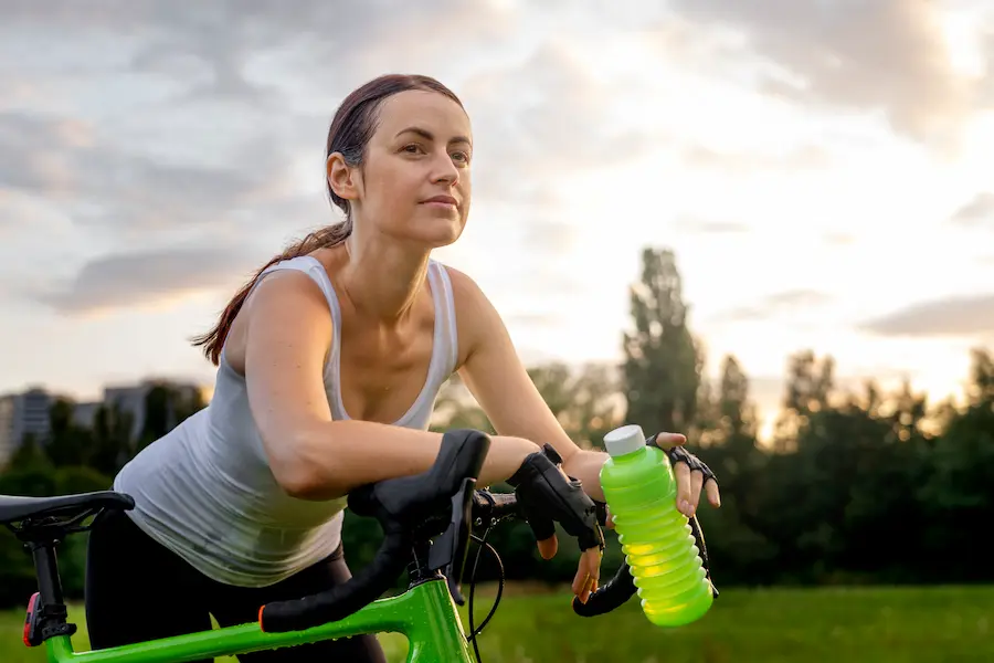 Runner realizando sesión de recuperación activa en bicicleta en Bogotá