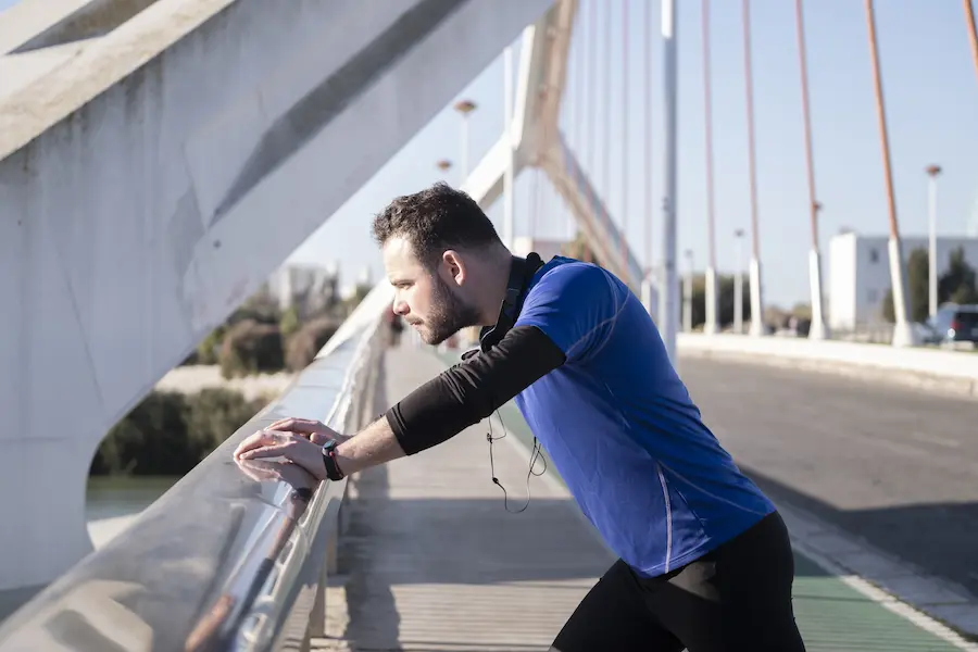 Corredor ejecutando tapering apropiado con entrenamiento reducido antes de media maratón
