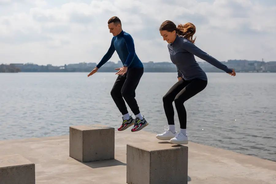 Runners practicando skipping alto como ejercicio pliométrico para mejorar técnica