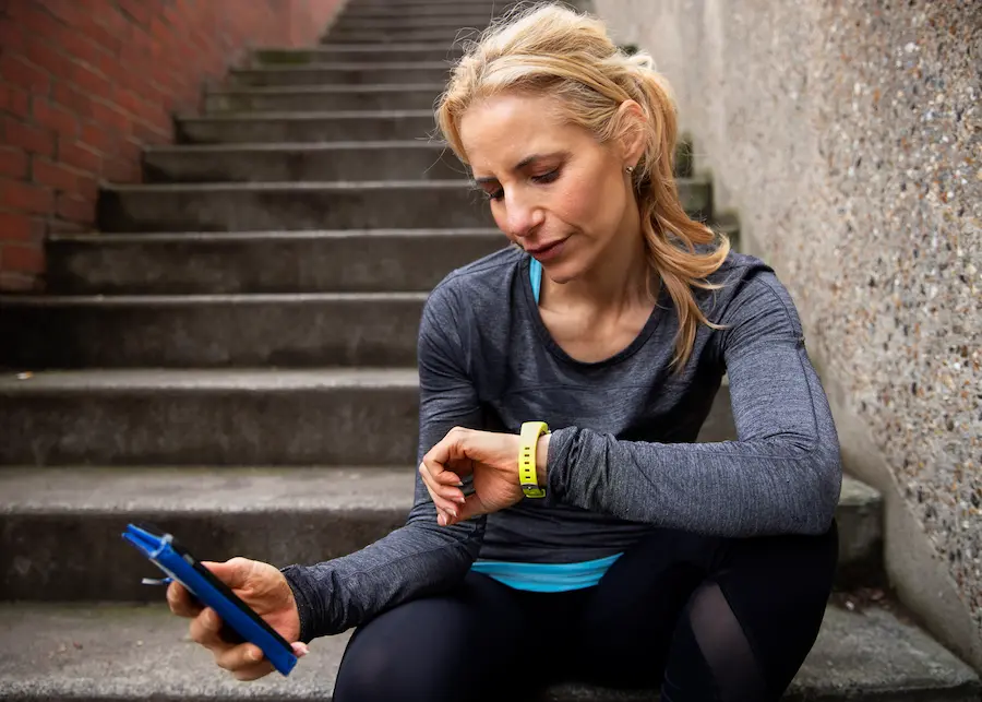 Runner usando calculadora de ajuste de tiempos por altitud para media maratón
