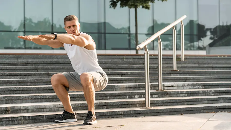 Atleta ejecutando sentadillas como parte de programa de fuerza para corredores