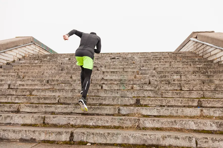 Corredor ejecutando entrenamiento en cuestas para desarrollar potencia en media maratón