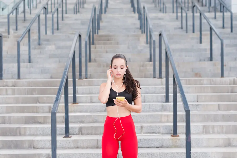 Runner fortaleciendo piernas mediante repeticiones en cuesta para mejorar rendimiento