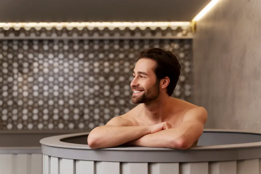 Atleta experimentando crioterapia post-carrera mediante inmersión en agua fría