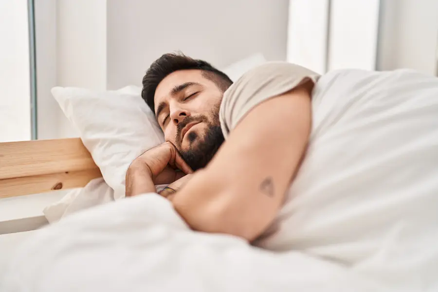 Corredor durmiendo profundamente para optimizar recuperación de entrenamiento de media maratón