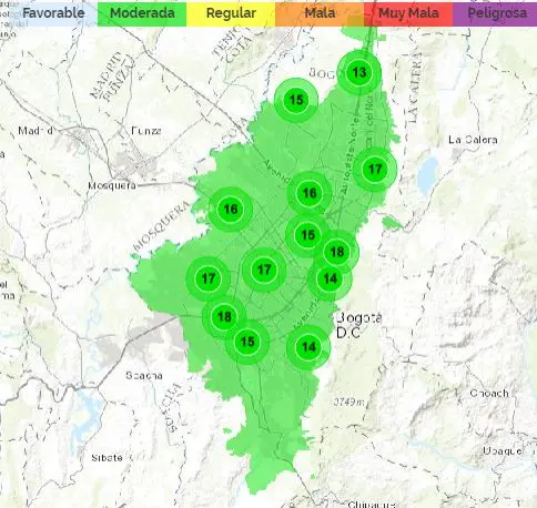 Monitor de calidad del aire mostrando niveles óptimos para correr en Bogotá