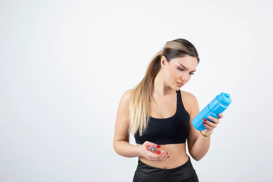 Corredor evaluando diferentes suplementos deportivos con criterio informado y responsable