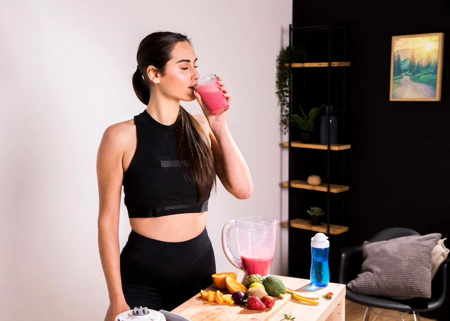 Comida balanceada post entrenamiento con carbohidratos y proteína para runners