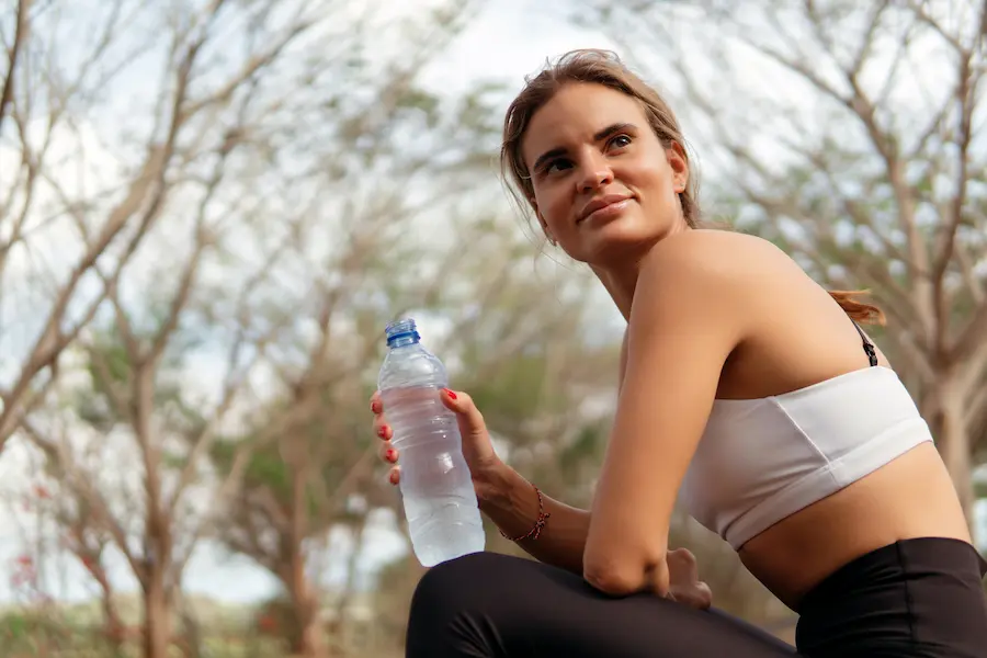 Corredora manteniendo una correcta hidratación a pesar de no hacer calor