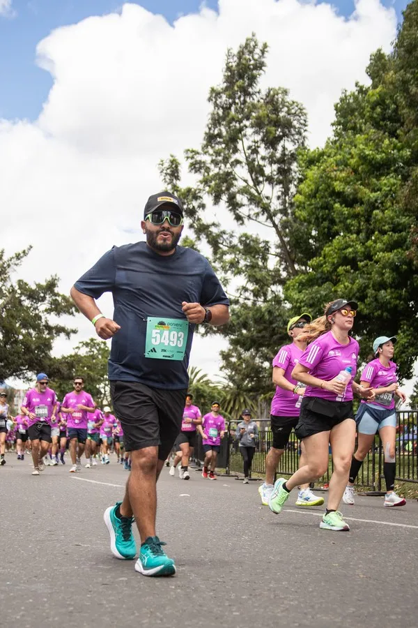 Atleta corriendo conscientemente sin dispositivos electrónicos en parque tranquilo