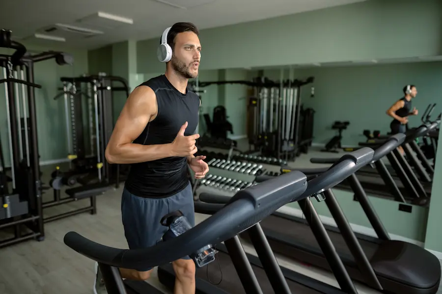 Runner corriendo en banda