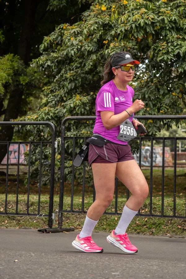 Female runner performing exercises to identify stride asymmetry