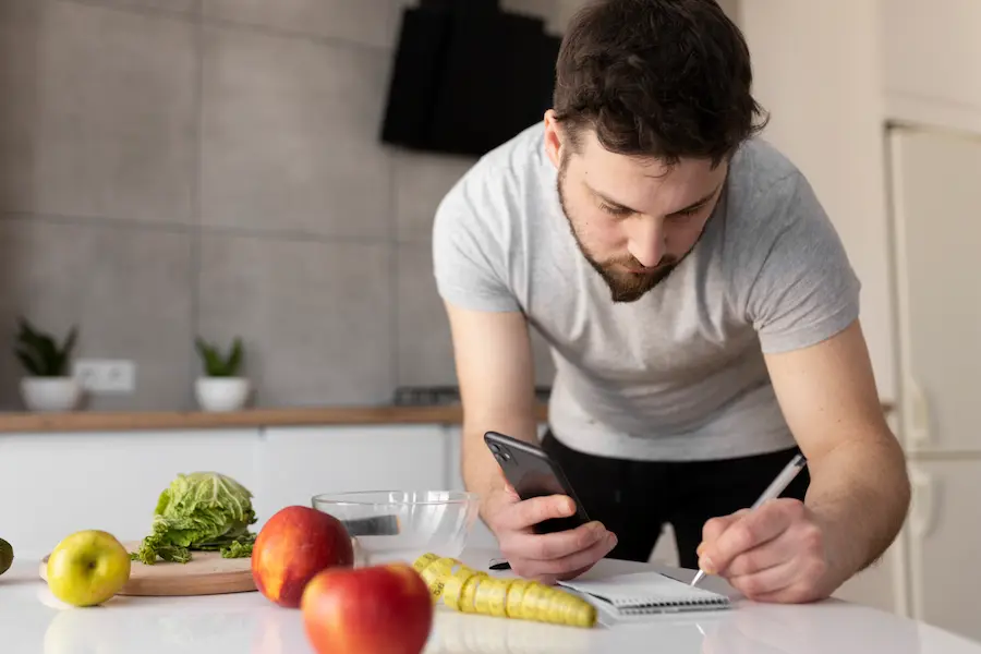 Corredor planificando comidas con carb cycling alineadas a calendario de entrenamientos