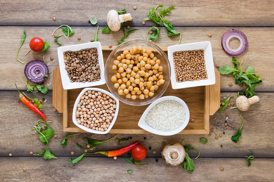 Variedad de fuentes de proteína vegetal para atletas: legumbres, tofu, frutos secos y semillas