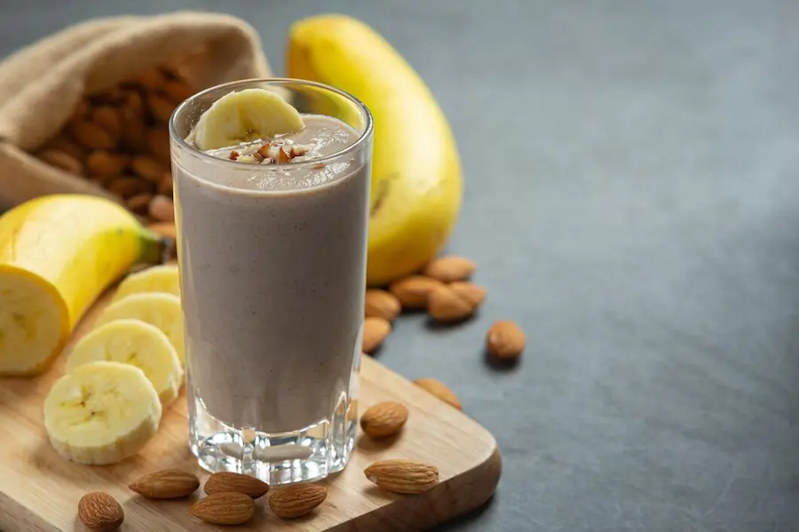 Batido de proteína vegetal post-entrenamiento con frutas y mantequilla de frutos secos para corredor