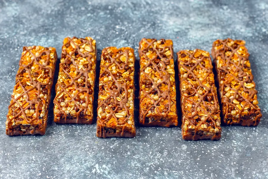 Snacks caseros para corredores: Receta de barritas energéticas sin horno