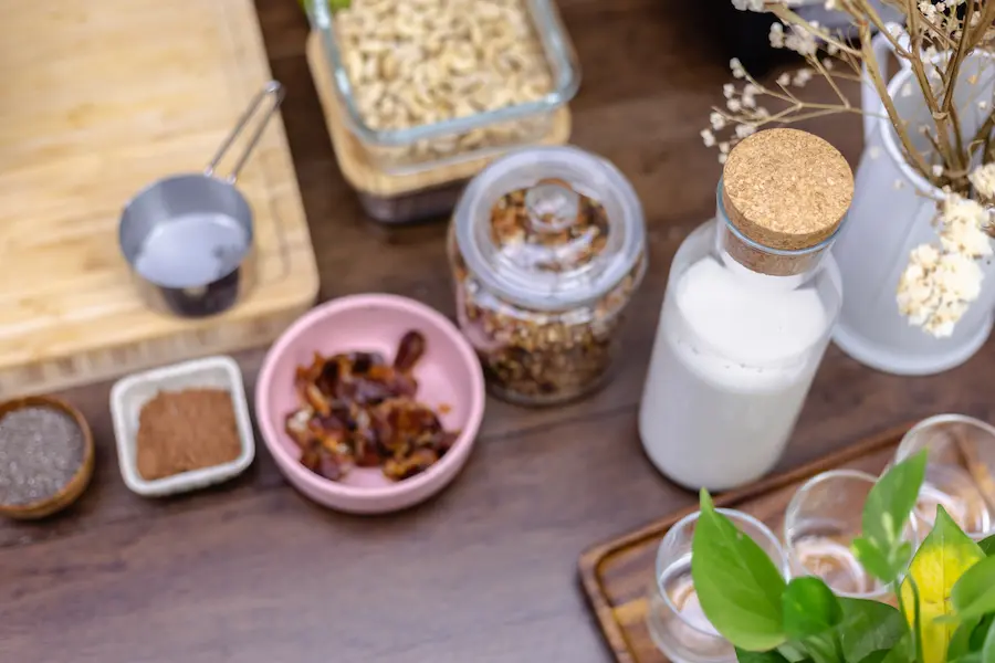 Ingredientes naturales para preparar snacks caseros para corredores dispuestos sobre mesa