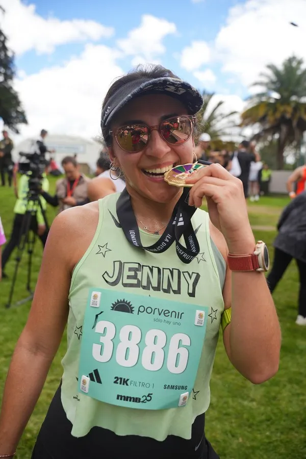 Corredora con gafas deportivas para proteger sus ojos al correr