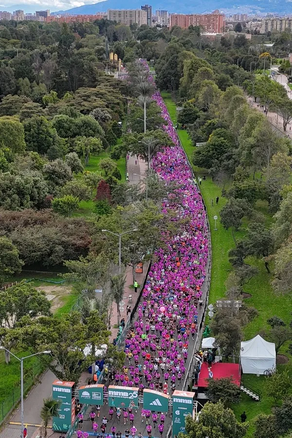 Corredores realizando carrera de la media maratón de Bogotá, teniendo en cuenta en RPE de cada uno