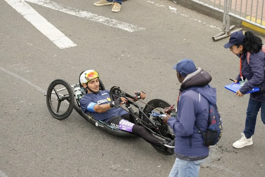 Competidor para-atleta en silla de ruedas, realizando la media maratón de Bogotá