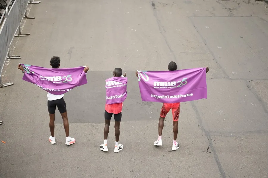 Corredores de nivel intermedio ejecutando sesión de intervalos con grupo de running organizado