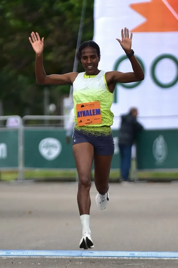 Corredora manteniendo su kilometraje mediante su entrenamiento teniendo en cuenta las señales de su cuerpo