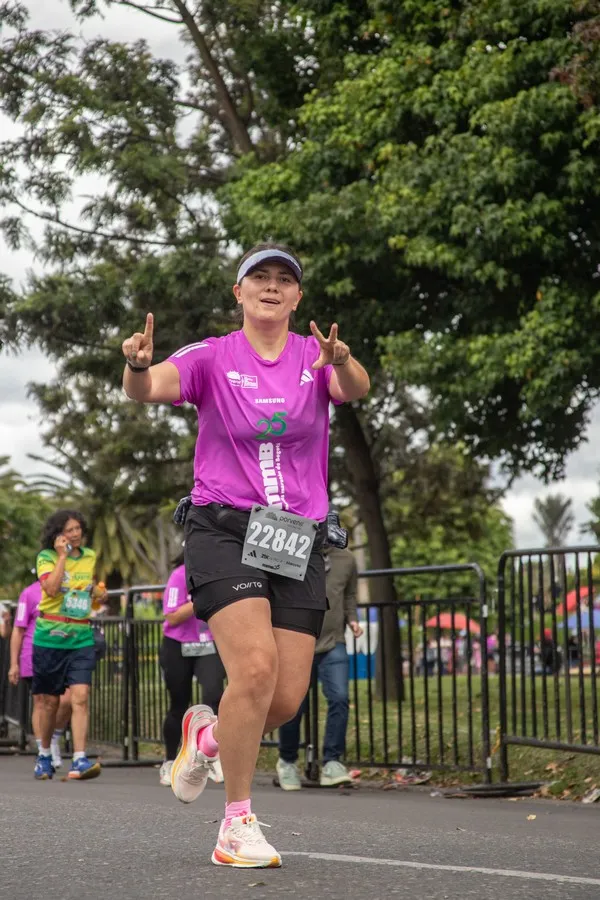 Corredora realizando rodaje fácil en la media maratón de Bogotá